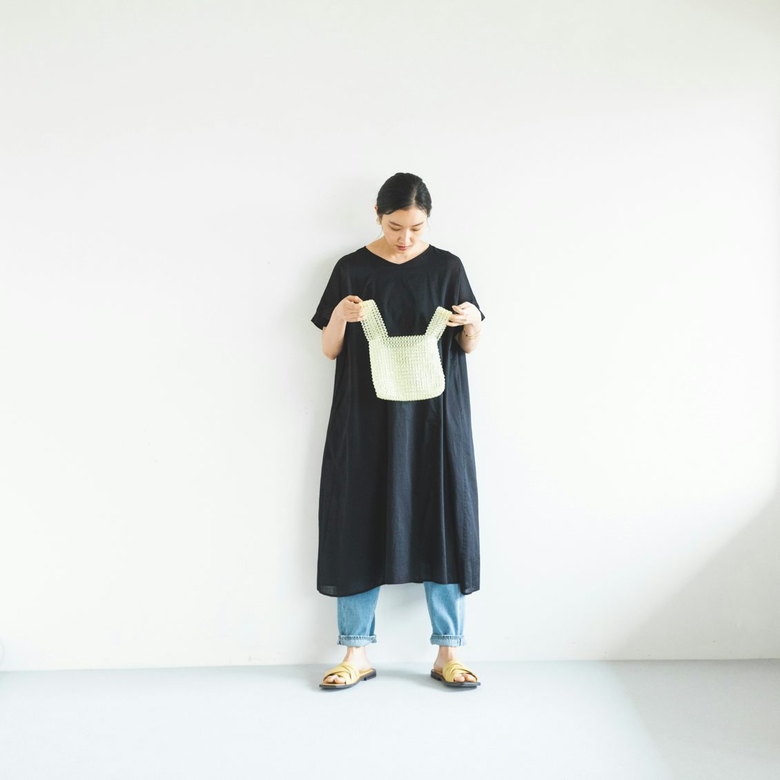 袖口刺繍のvネックワンピース ブラック 北欧 暮らしの道具店 袖口刺繍のvネックワンピース ブラック 北欧 暮らしの道具店