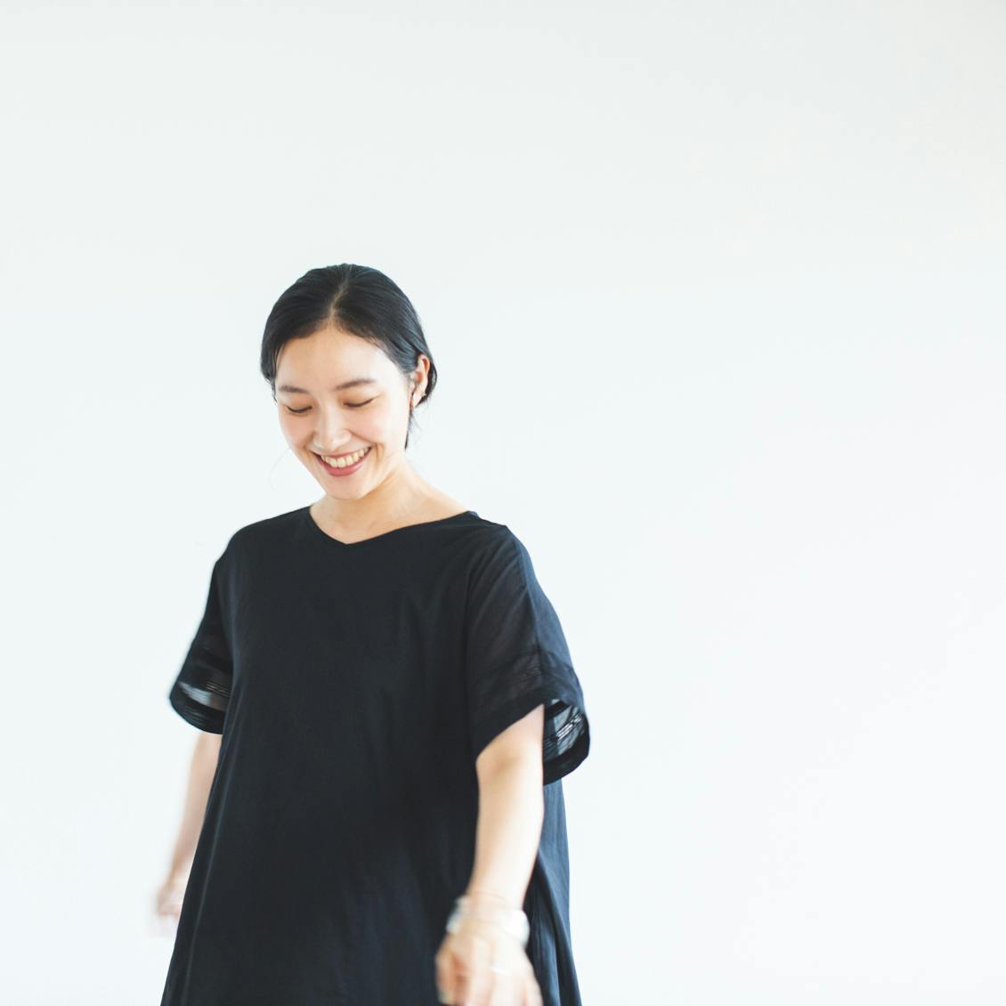 袖口刺繍のvネックワンピース ブラック 北欧 暮らしの道具店