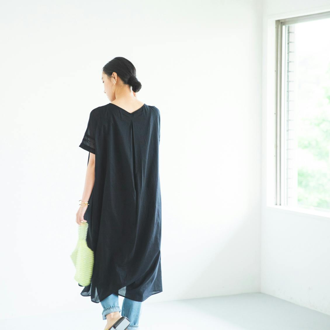 袖口刺繍のvネックワンピース ブラック 北欧 暮らしの道具店