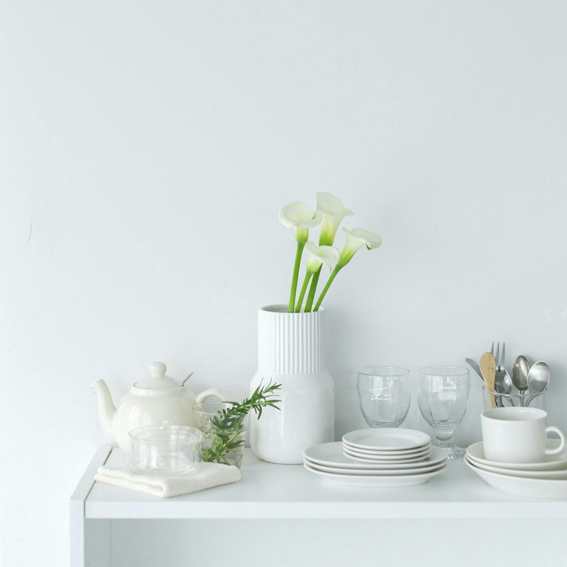 花との暮らし、はじめよう」白磁のフラワーベース - 北欧、暮らしの道具店
