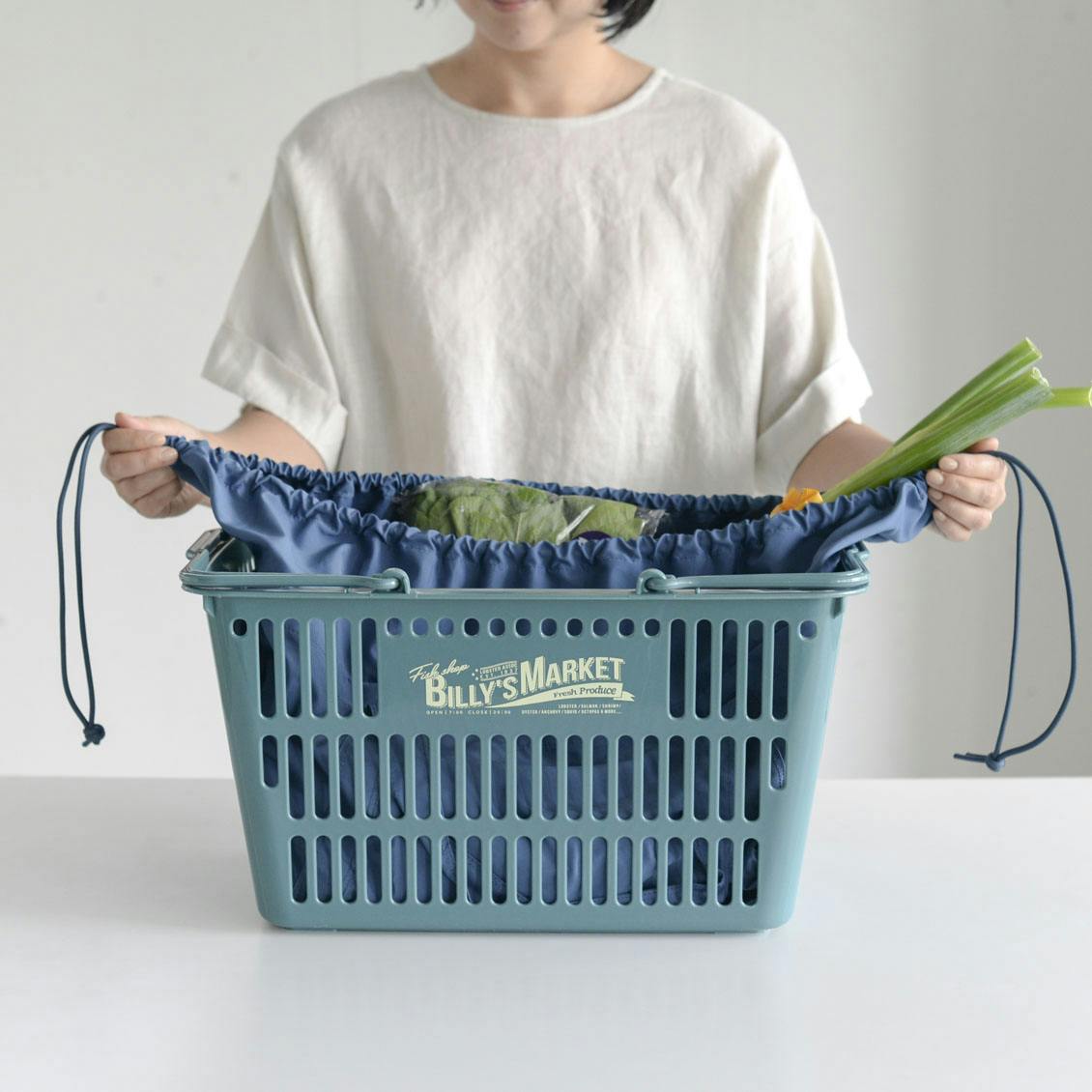 たっぷり荷物もすっきり運べる、大容量のレジカゴバッグ（グレー