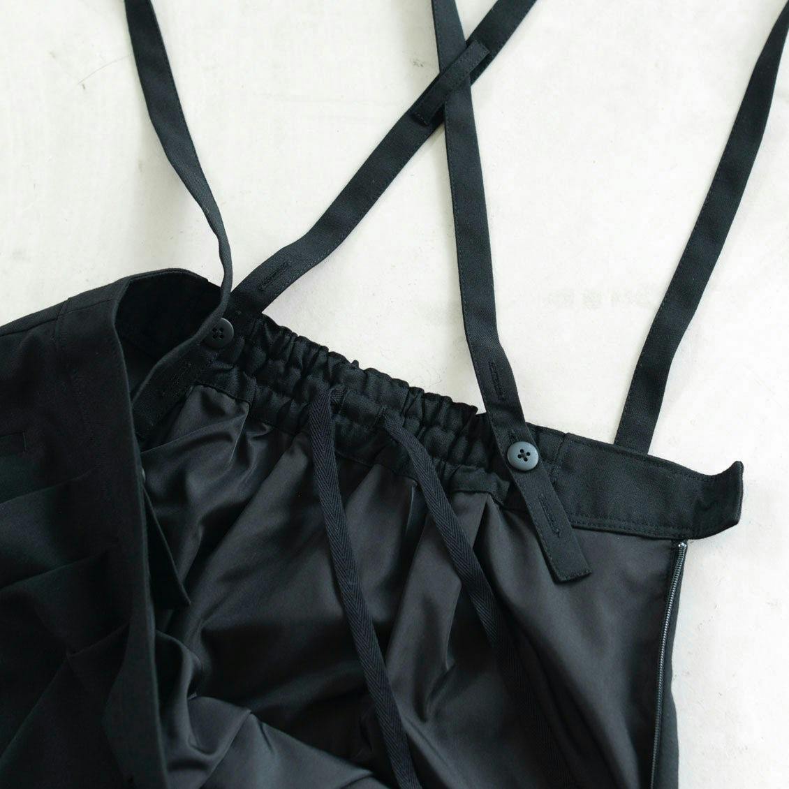 主役にも名脇役にも」着回し頼れるストラップ付きスカート - 北欧