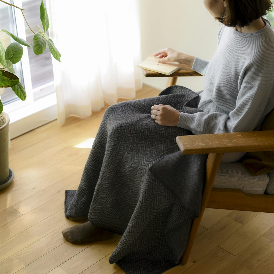 わが家になじむ冬じたく」ヘリンボーン柄のやわらかブランケット