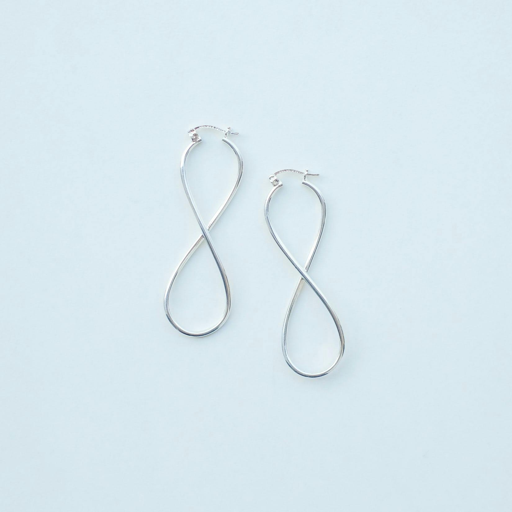 petite robe noire / 8の字モチーフのピアスの商品写真