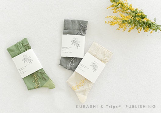 KURASHI&Trips PUBLISHING / ミモザ柄の靴下の画像