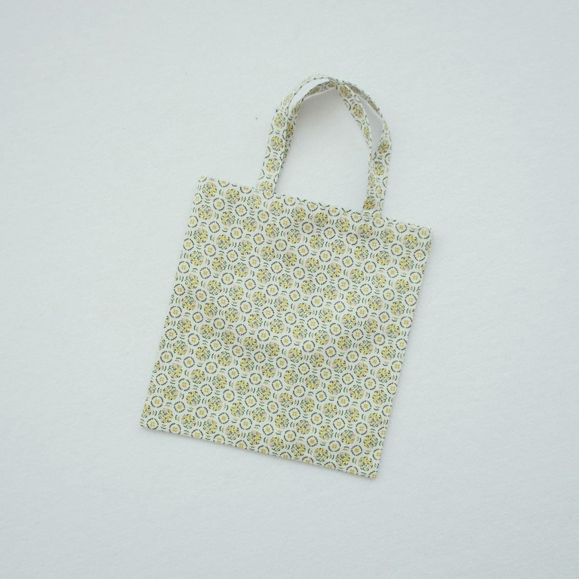 【取り扱い終了】「ひとりごとエプロン」柄のトートバッグ（イエロー）の商品写真