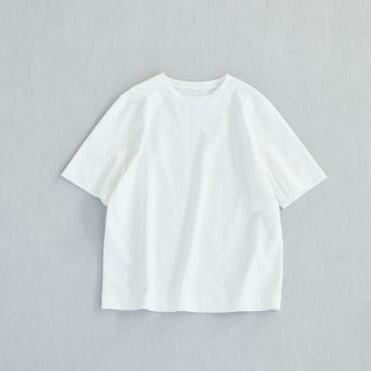 一枚で品よく決まるクルーネックTシャツ（オフホワイト）の商品写真