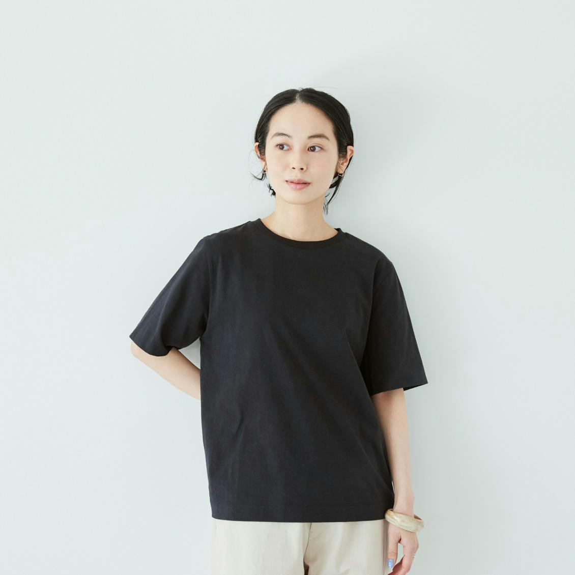 大人に似合うワケがある」一枚で品よく決まるクルーネックTシャツ