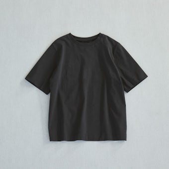 一枚で品よく決まるクルーネックTシャツ（ブラック）の商品写真