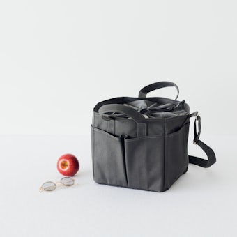 「シンプルだけど機能的」整とん上手なピクニックバッグ（チャコール）の商品写真