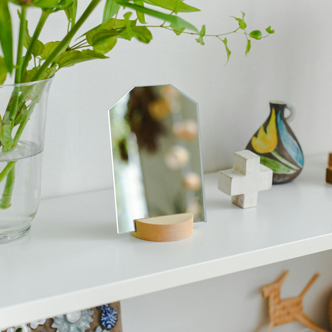 【取り扱い終了】窓のような形のちいさな置き鏡の商品写真