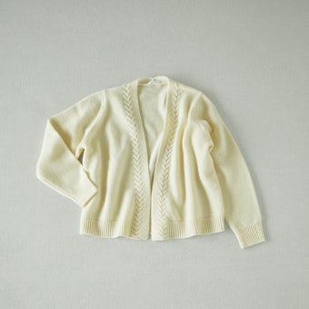 「スッキリ着られて、ゆったり羽織れる」ケーブル編みカーディガン / アイボリーの商品写真