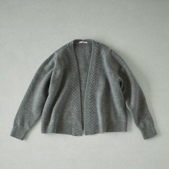 「スッキリ着られて、ゆったり羽織れる」ケーブル編みカーディガン / チャコールの商品写真