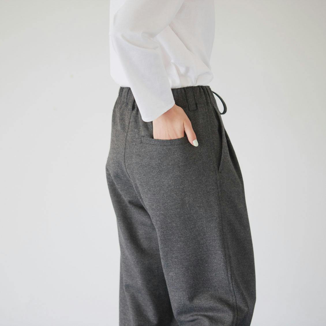 きちんとしながら、リラックス」ウエストゴムのウールパンツ - 北欧