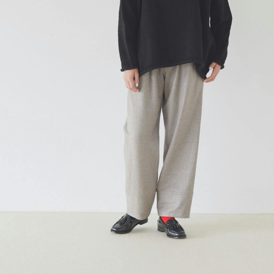 きちんとしながら、リラックス」ウエストゴムのウールパンツ
