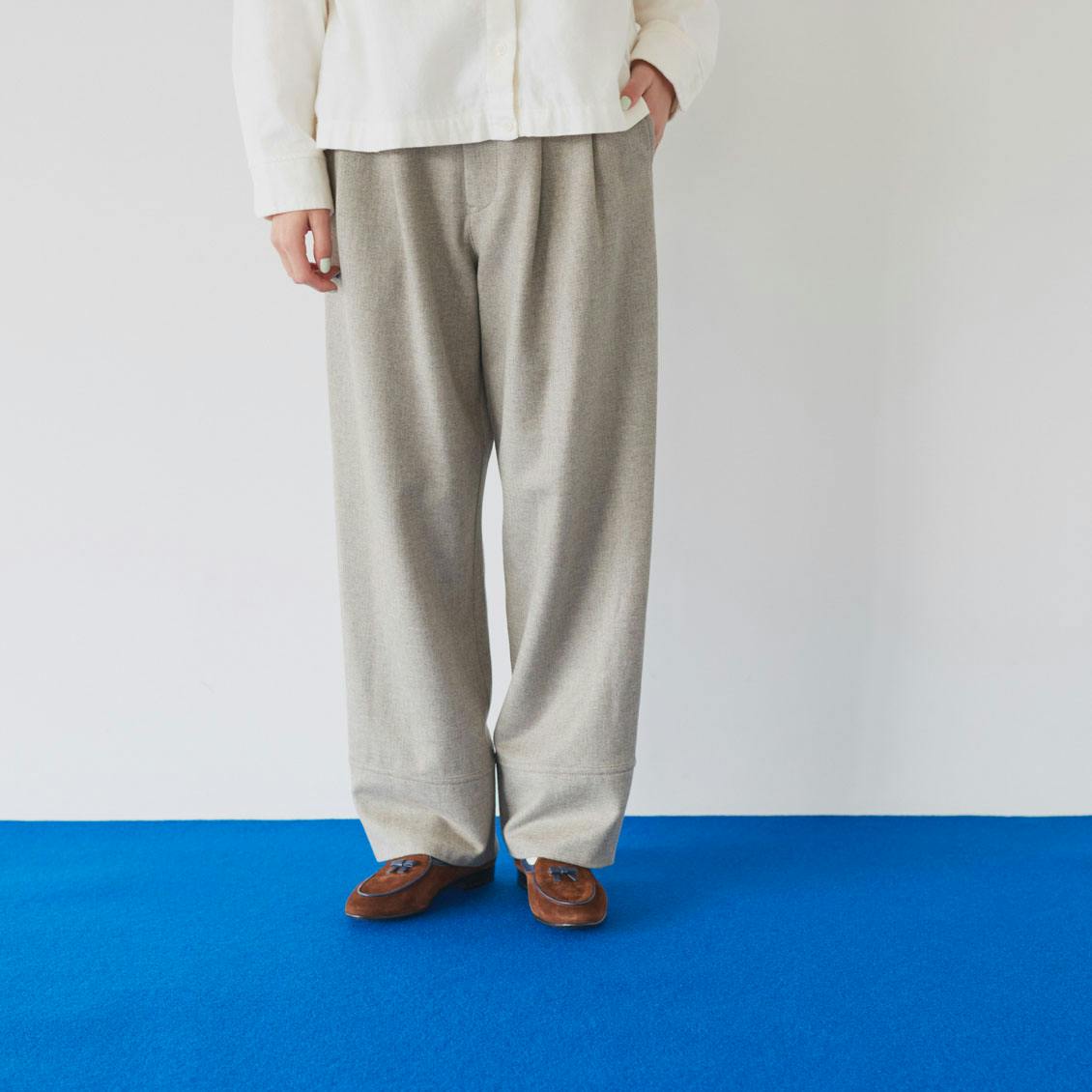 きちんとしながら、リラックス」ウエストゴムのウールパンツ - 北欧