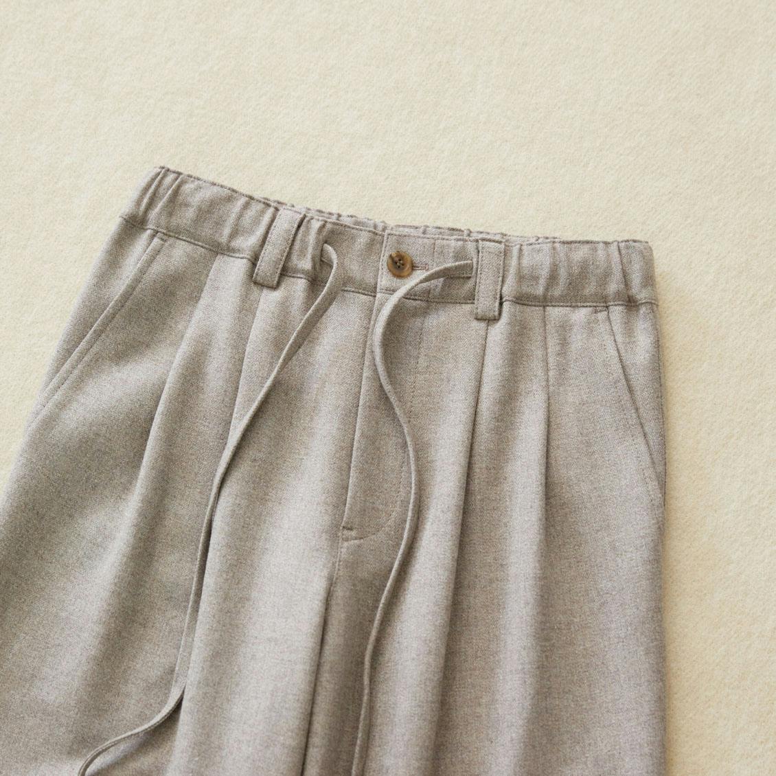 きちんとしながら、リラックス」ウエストゴムのウールパンツ - 北欧