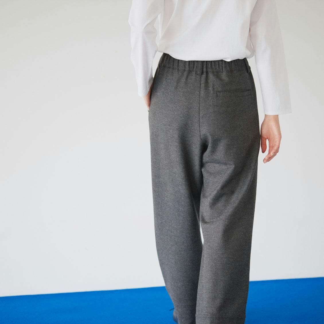 きちんとしながら、リラックス」ウエストゴムのウールパンツ - 北欧