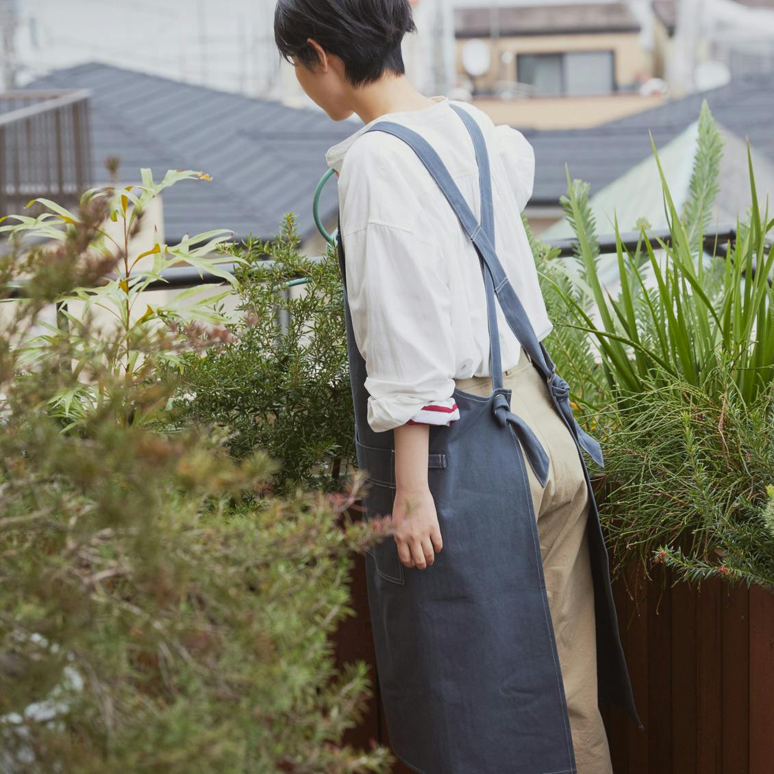 サッとかぶれる、コットン素材の働きものエプロン（ユニセックス