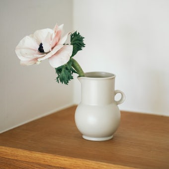 【次回6月頃入荷予定】陶器でつくった、ピッチャー型のちいさな花びんの商品写真