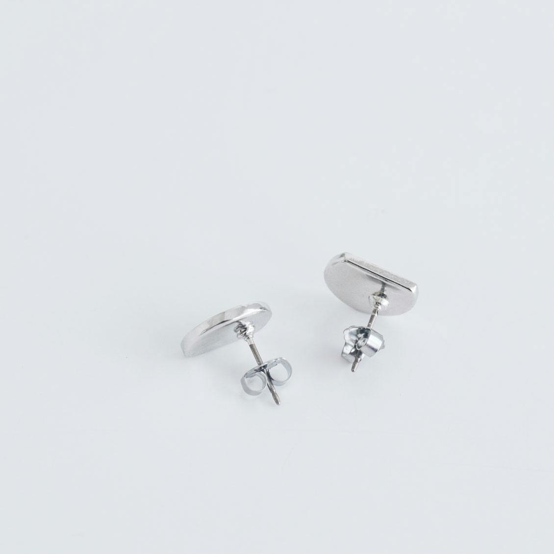 今日の気分はどんな色？」日々を彩るイヤーアクセサリー（ピアス