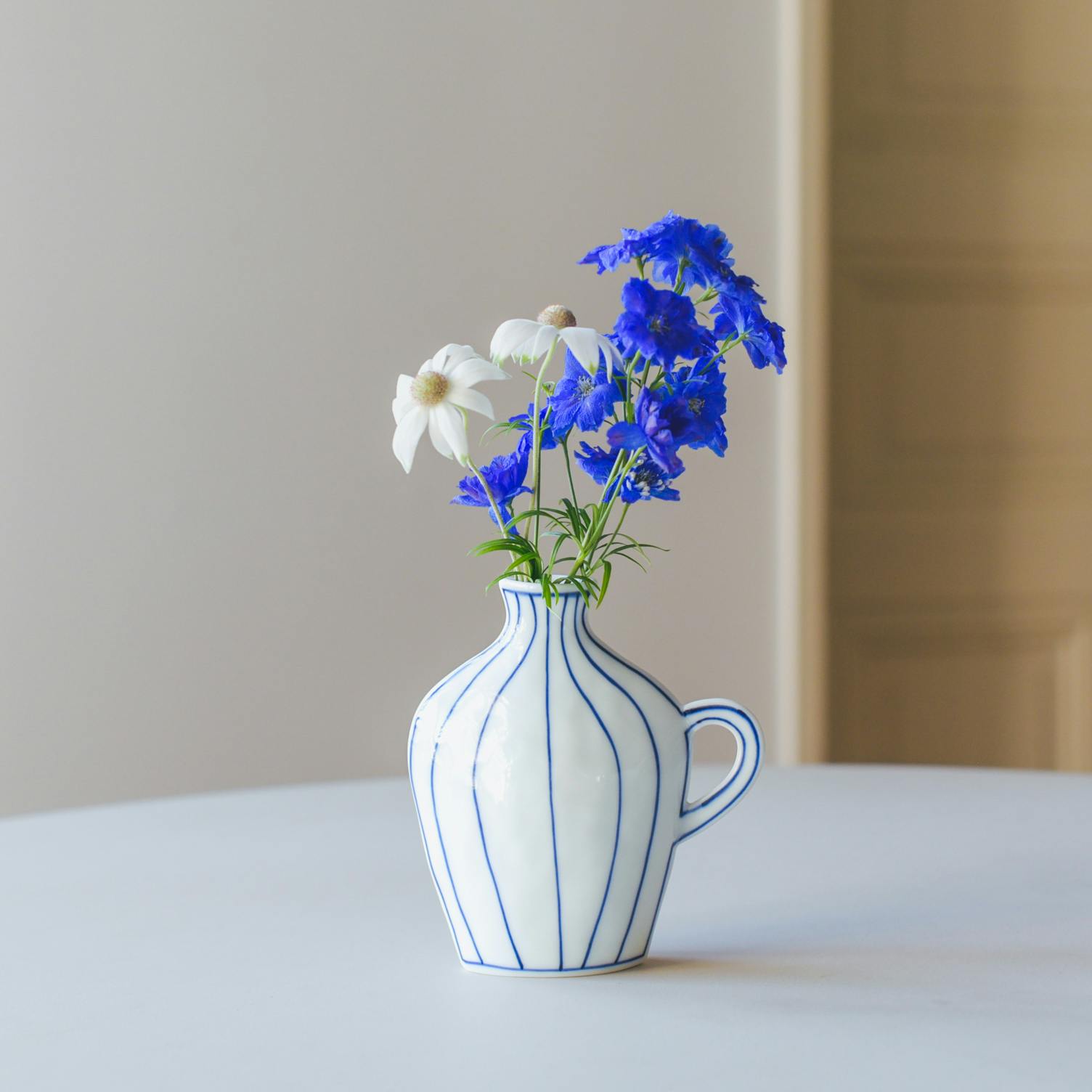 【取り扱い終了】染付のリバーシブル花びん（なみ/ストライプ）の商品写真