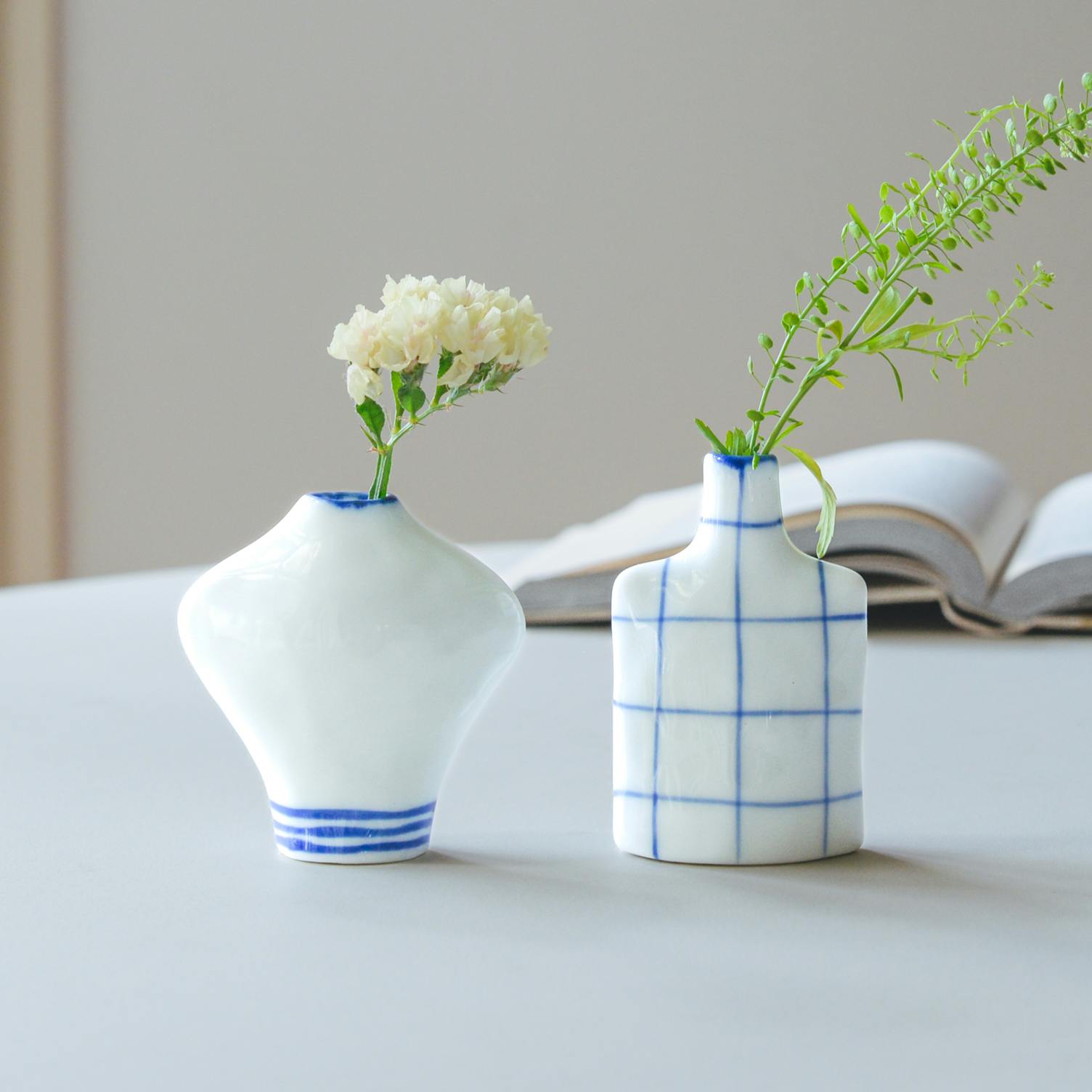 染付の小さな花びん（チェック・ボーダー） - 北欧、暮らしの道具店