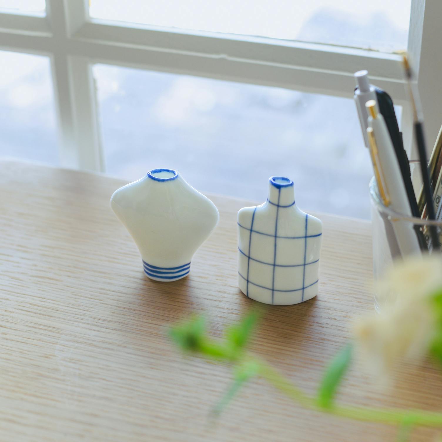 染付の小さな花びん（チェック・ボーダー） - 北欧、暮らしの道具店