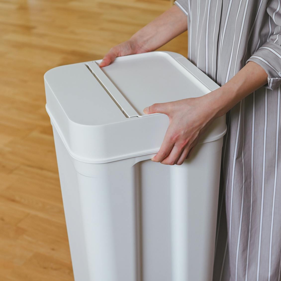 ニオイ密閉 分別ゴミ箱 45L フラップ式 ホワイト キャスター付き ニオイをフタする 密閉ダストボックス / ゴミ箱 （45L ） - 北欧