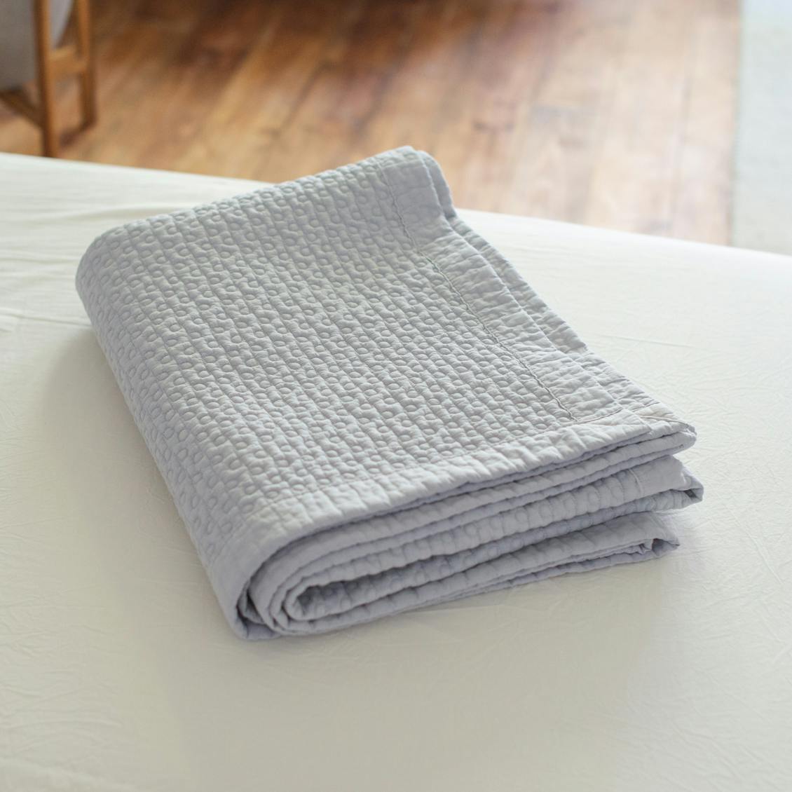 8182 イブル　キルティング　Dot ibul グレー　150㎝×200㎝ ドットイブル（150×200cm） / 8182 / グレー / アイボリー - 北欧