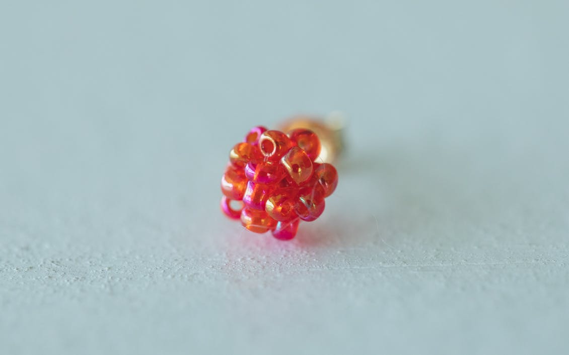 Niki.du.poulain / 粒（グリーン・レッド・ブラック）/ ピアス