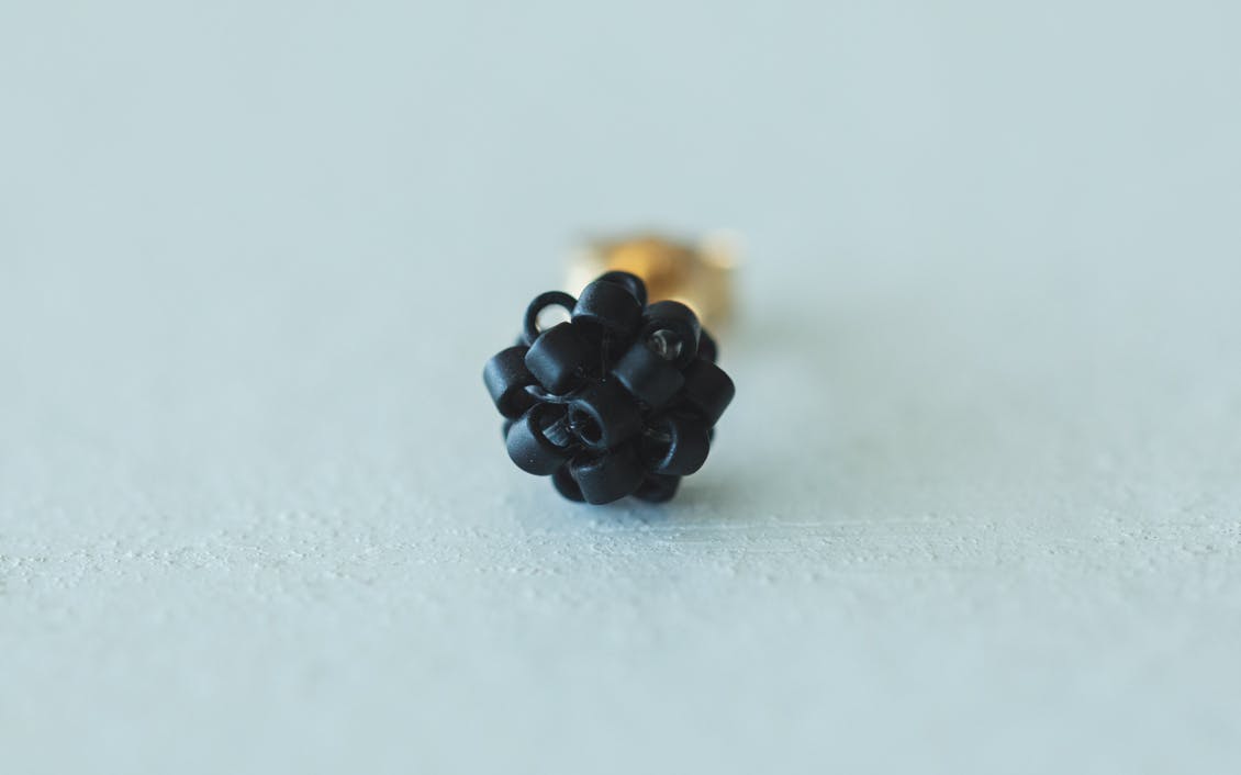 Niki.du.poulain / 粒（グリーン・レッド・ブラック）/ ピアス