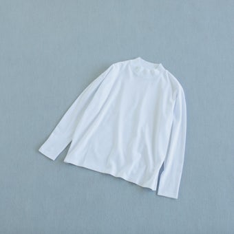 【今季終了】「一枚でも、重ねても」絶妙カラーのモックネックカットソー / ホワイトの商品写真