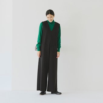【今季終了】「気軽に着られて、きれい見え」ポンチ素材のオールインワン / ブラック / Sサイズの商品写真