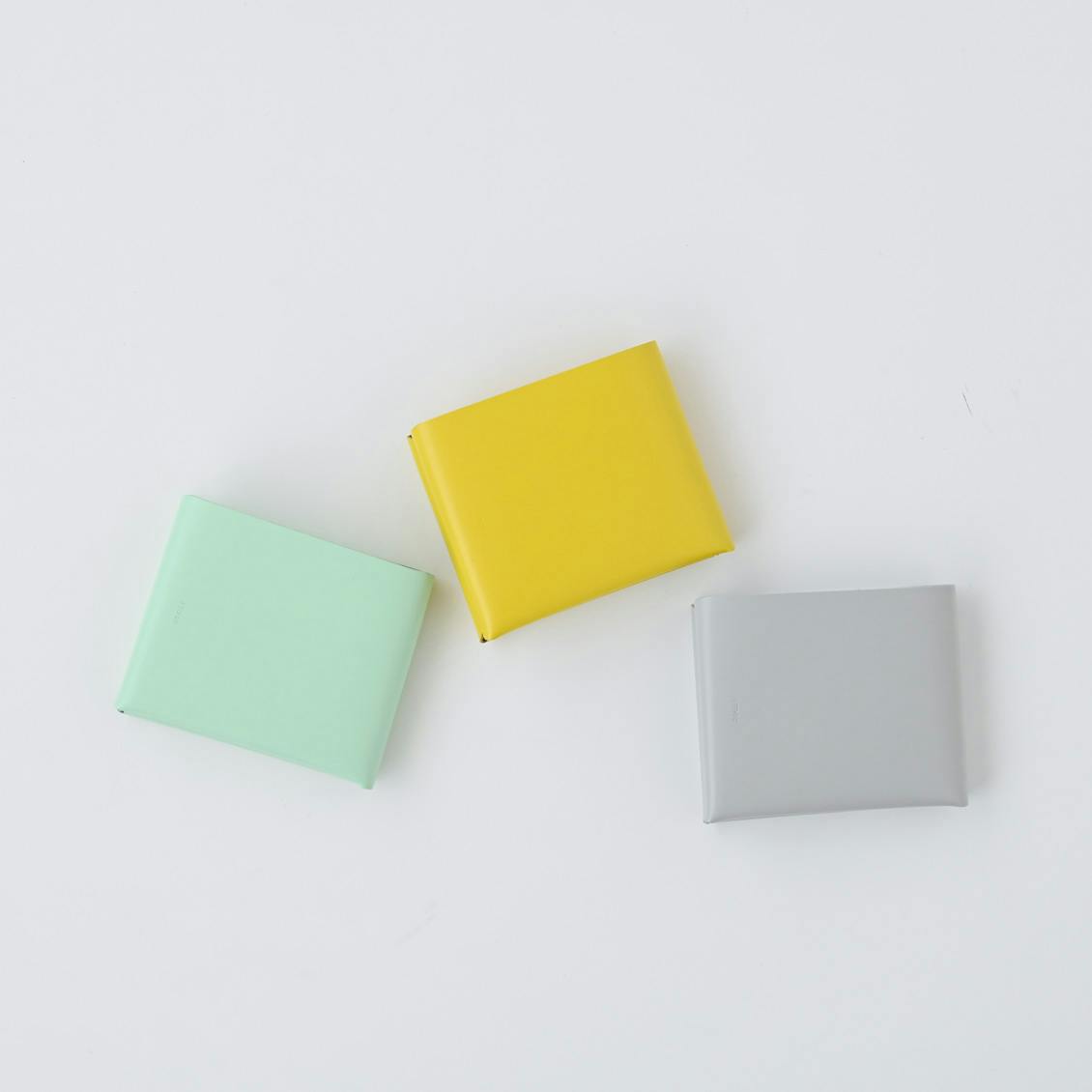 北欧くらしの道具店✤irose／SEMLESS／2つ折りレザー財布 irose / イロセ / SEAMLESS / 2つ折り財布 - 北欧、暮らしの道具店