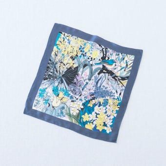 【次回4月入荷予定】「日常に、ひとさじの憧れを」色づかいにこだわったシルクスカーフ / bird garden（ブルー）の商品写真