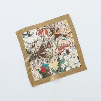 「日常に、ひとさじの憧れを」色づかいにこだわったシルクスカーフ / bird garden（ベージュ）の商品写真