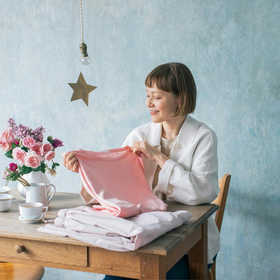 私らしく、ピンクをまとう」ゆるっと気分のテーパードパンツ