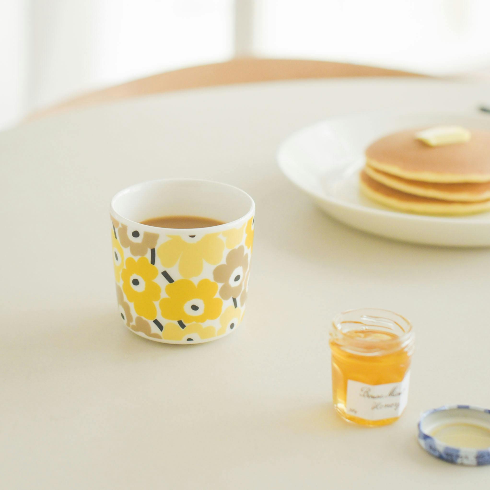 【日本限定】Marimekko / マリメッコ / Pikkuinen Unikko / ラテマグ2個セット（イエロー×ブラウン） -  北欧、暮らしの道具店