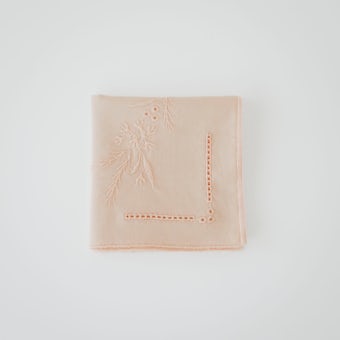 「手元に、ささやかな野花を」刺繍のハンカチ / ピンクの商品写真