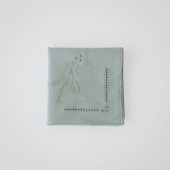 「手元に、ささやかな野花を」刺繍のハンカチ / セージの商品写真