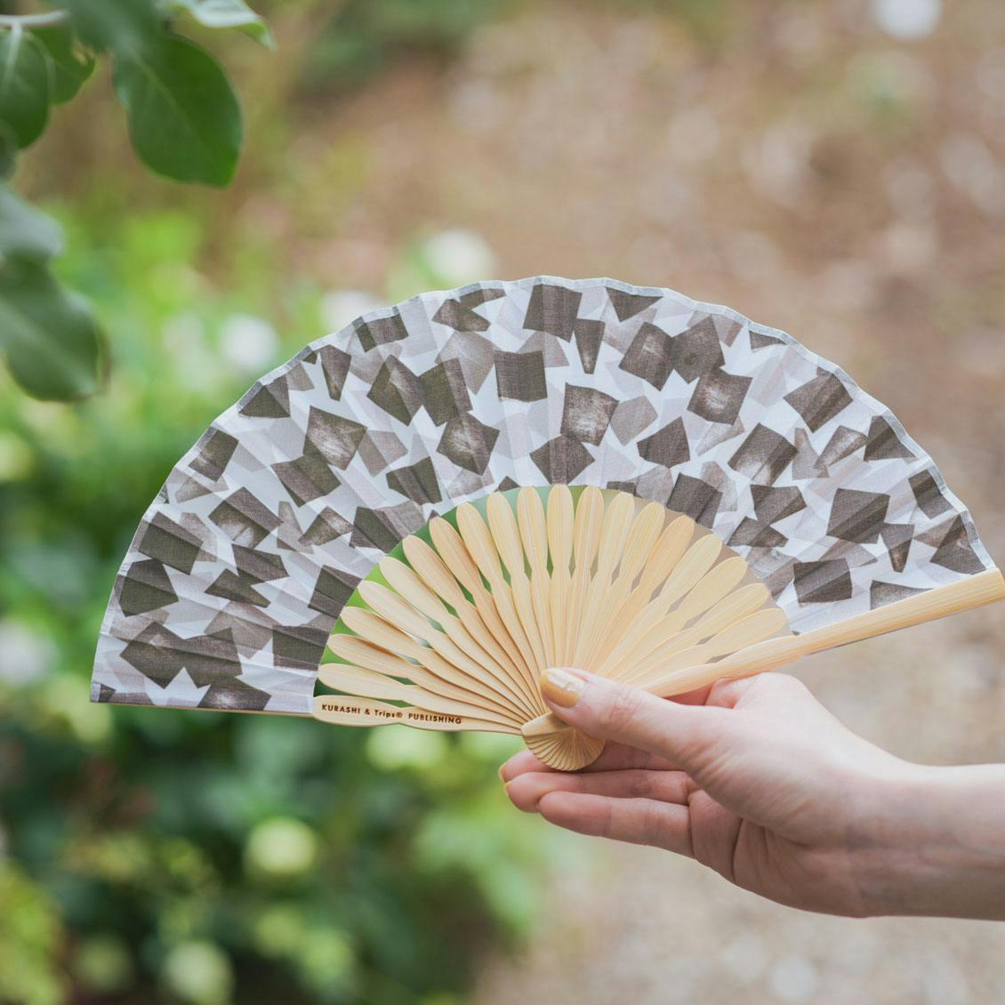 【今季終了】「凛と、夏を愉しむ」小ぶりな扇子 / ケース付き（コーヒーゼリー）の商品写真