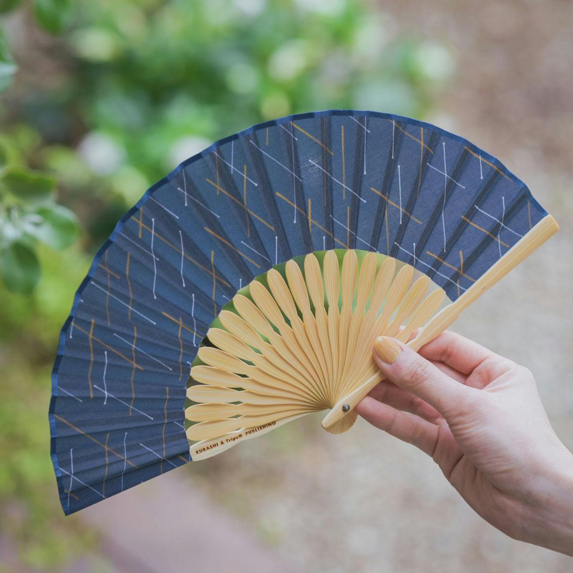 【今季終了】「凛と、夏を愉しむ」小ぶりな扇子 / ケース付き（通り雨）の商品写真