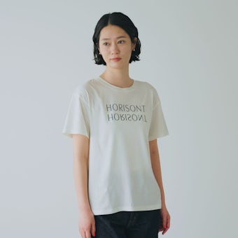 「夏の大人に、アクセント」なめらか素材のロゴTシャツ / ホワイトの商品写真