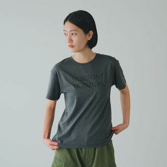 「夏の大人に、アクセント」なめらか素材のロゴTシャツ / チャコールの商品写真