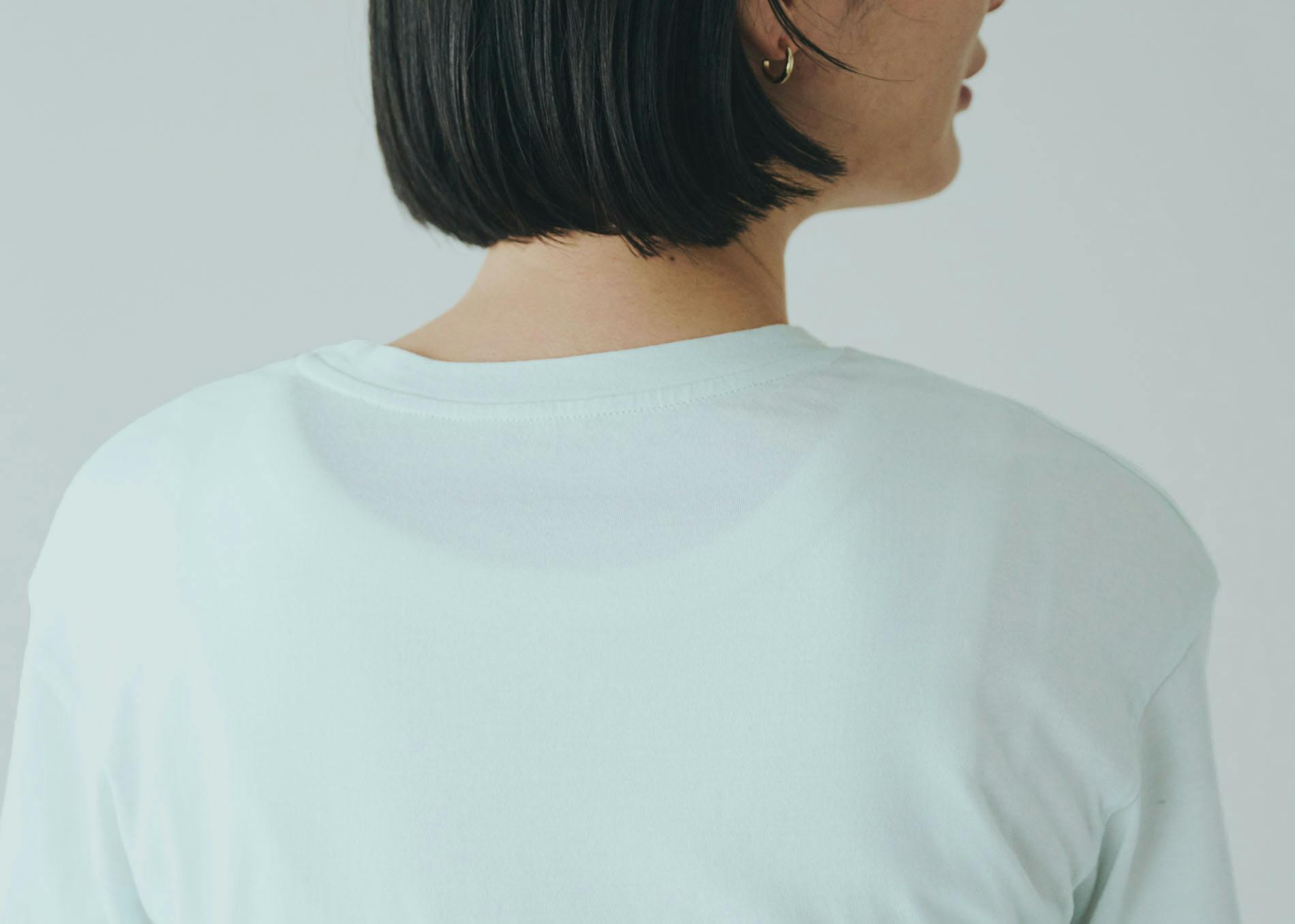 夏の大人に、アクセント」なめらか素材のロゴTシャツ - 北欧