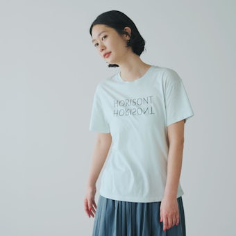 「夏の大人に、アクセント」なめらか素材のロゴTシャツ / ミストブルーの商品写真