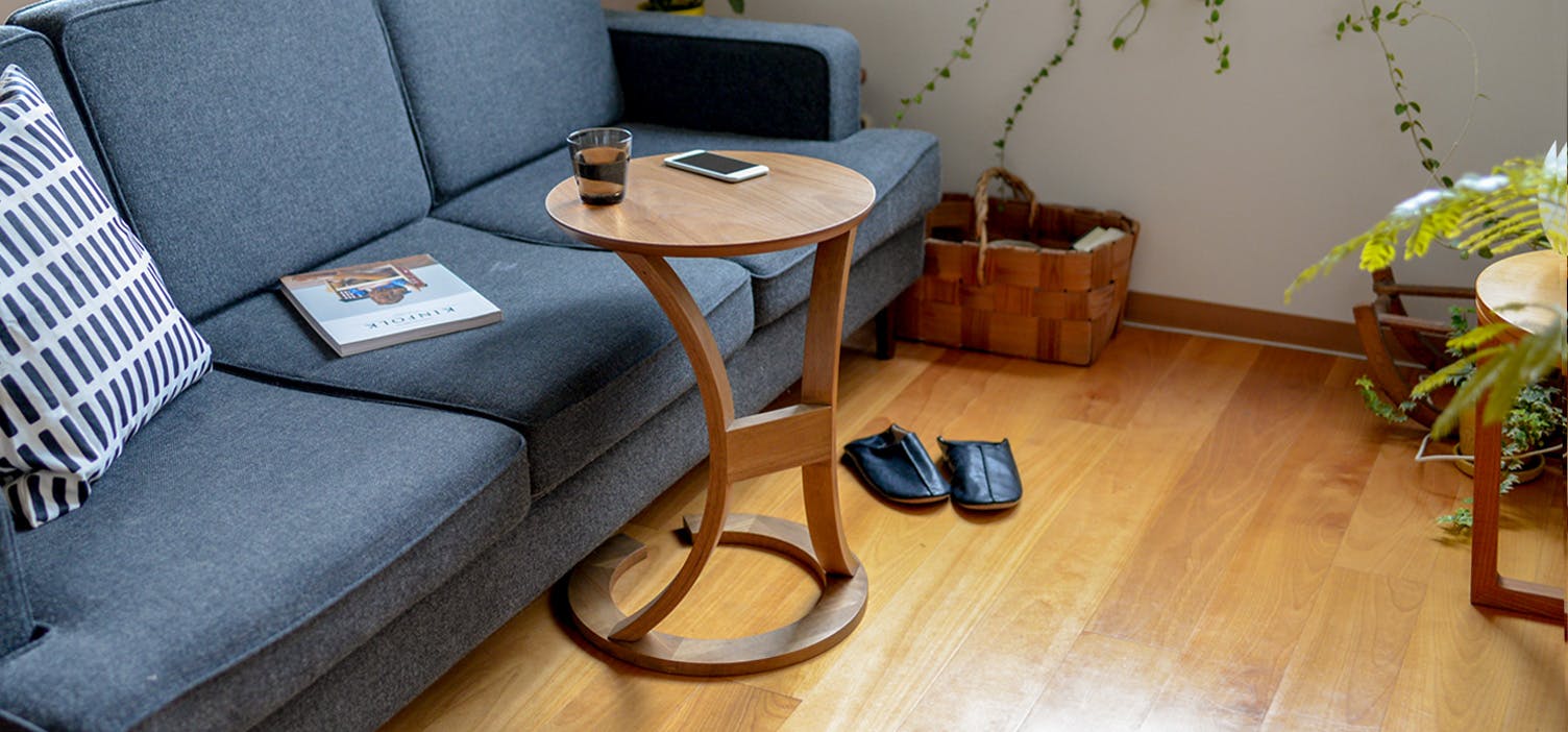 当店のロングセラー！ソファサイドにピタッと寄り添うテーブル