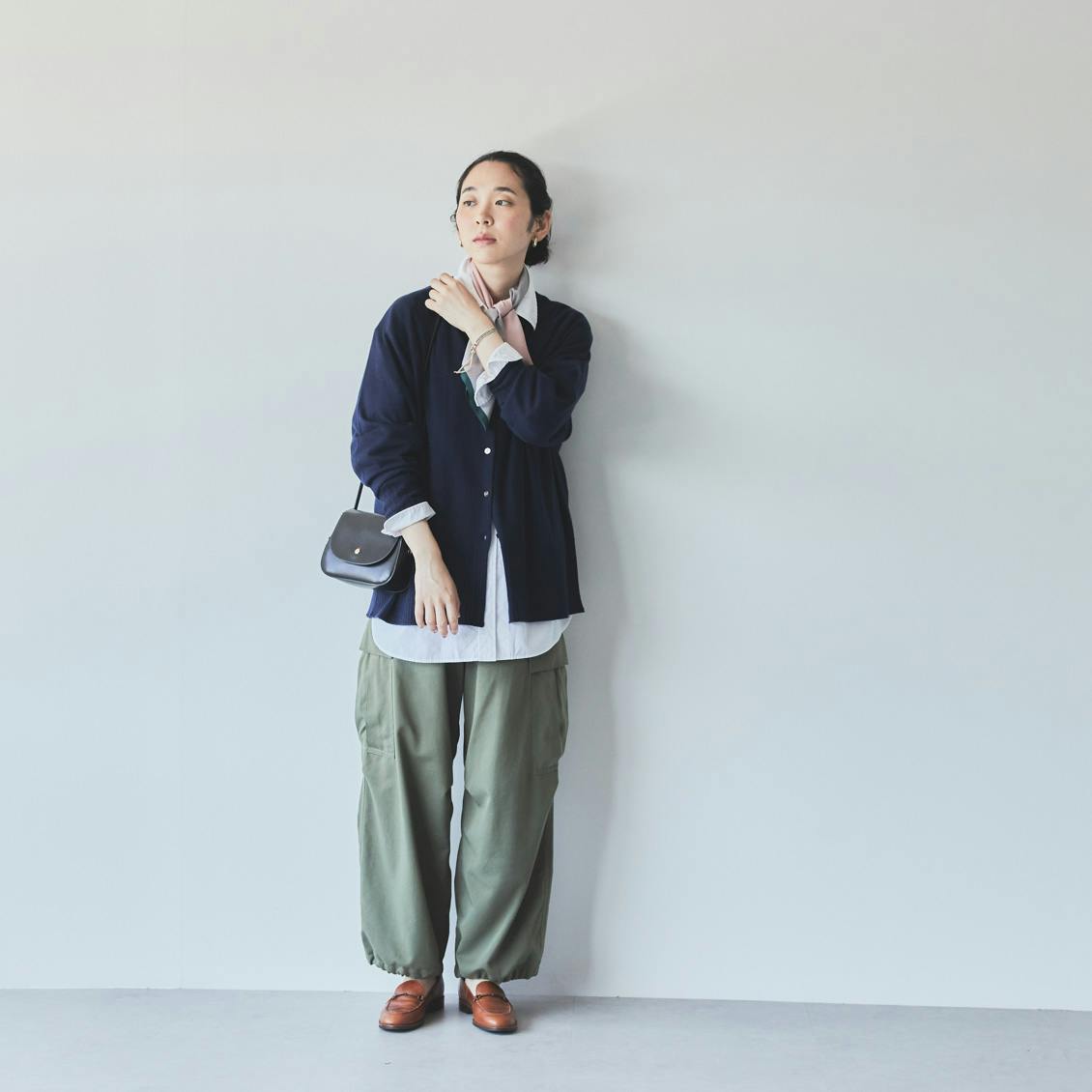 北欧暮らしの道具店 開けても閉じても、コーデがまとまるカーディガン