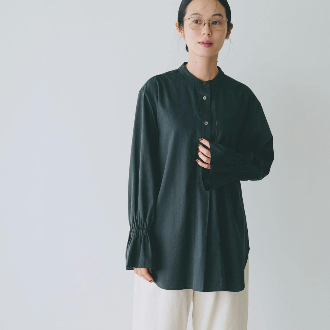 【今季終了】「大人にひとさじのアクセント」袖口フリルのバンドカラーブラウス / チャコール / Sサイズの商品写真